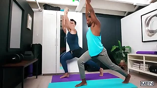 Yoga Freaks&sol; MEN &sol; Mr Deep Voice&comma; Braxton Cruz